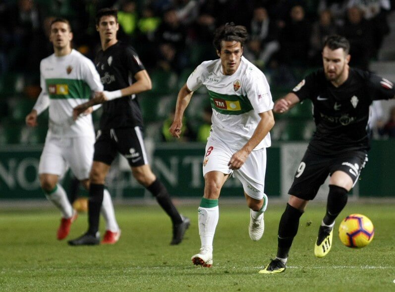 El jugador del Elche Juan Cruz durante un partido ante el Sporting / LFP